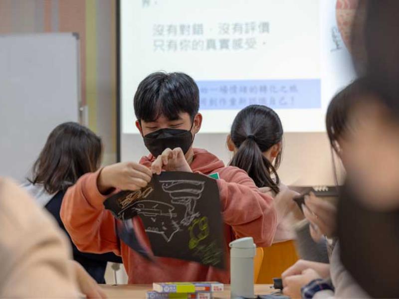 引入撕貼畫、音樂治療觀點　世新大學社心系引領高中生認識諮商