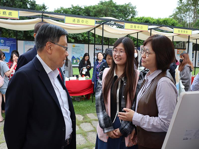 亞洲大學舉辦「2025跨域探索博覽會」，校長蔡進發鼓勵同學，培養跨域的核心軟實力，成為「π型人才」