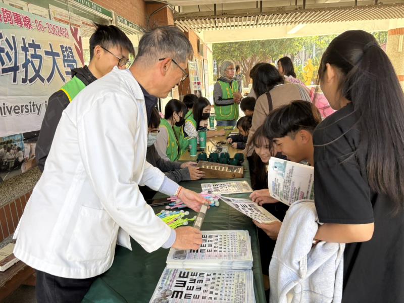 【中華醫大視光系】前進新化高中校慶　分享驗光師榜單喜訊並推廣醫事教育