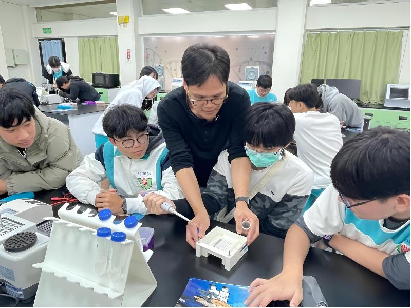 北港高中師生參訪中華醫大　跨域體驗醫檢、環安與視光專業實作